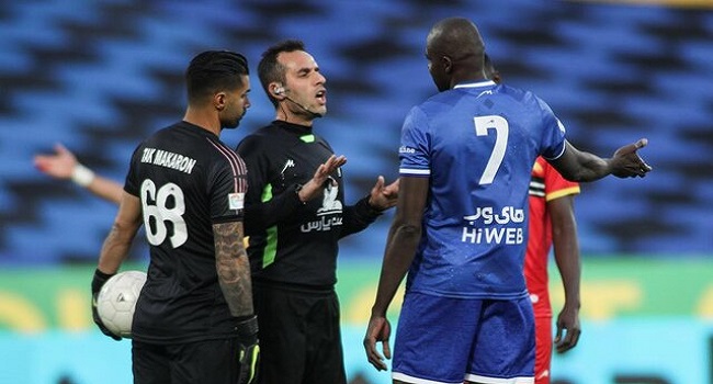 عملکرد صحیح داور بازی استقلال و فولاد - اخبار اسپرت عملکرد صحیح داور بازی استقلال و فولاد