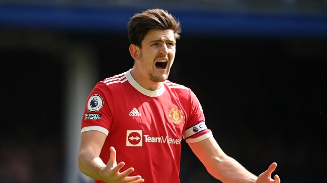 کاپیتان منچستر روی نیمکت می‌نشیند