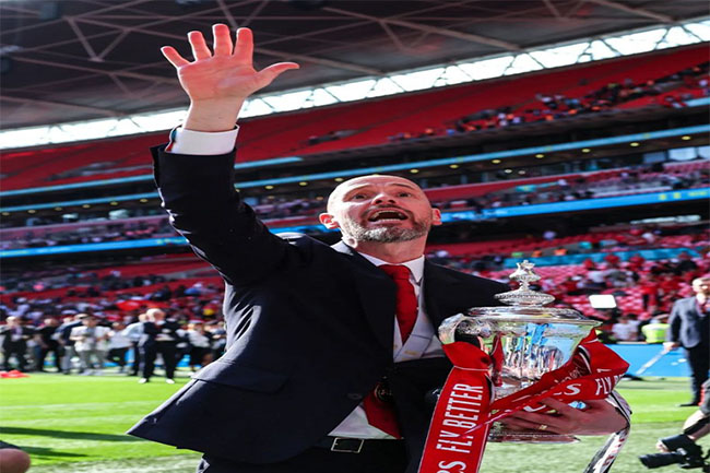 تن‌هاخ عصبانی از یونایتد: تکلیفم را روشن کنید!