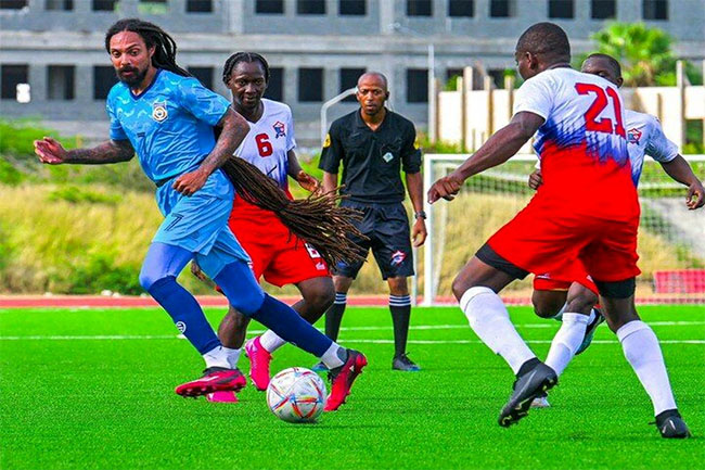 عجیبترین فوتبالیست دنیا: شیر غران با یال و کوپال - اخبار اسپرت عجیبترین فوتبالیست دنیا: شیر غران با یال و کوپال