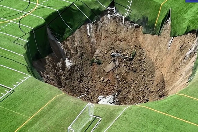 یک سوراخ بزرگ زمین فوتبال را بلعید! - اخبار اسپرت یک سوراخ بزرگ زمین فوتبال را بلعید!