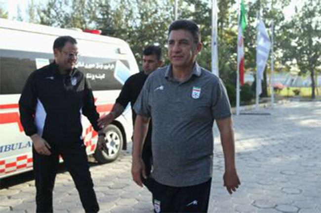 تشویق امیر قلعهنویی حین ورود تیم ملی به هتل - اخبار اسپرت تشویق امیر قلعهنویی حین ورود تیم ملی به هتل