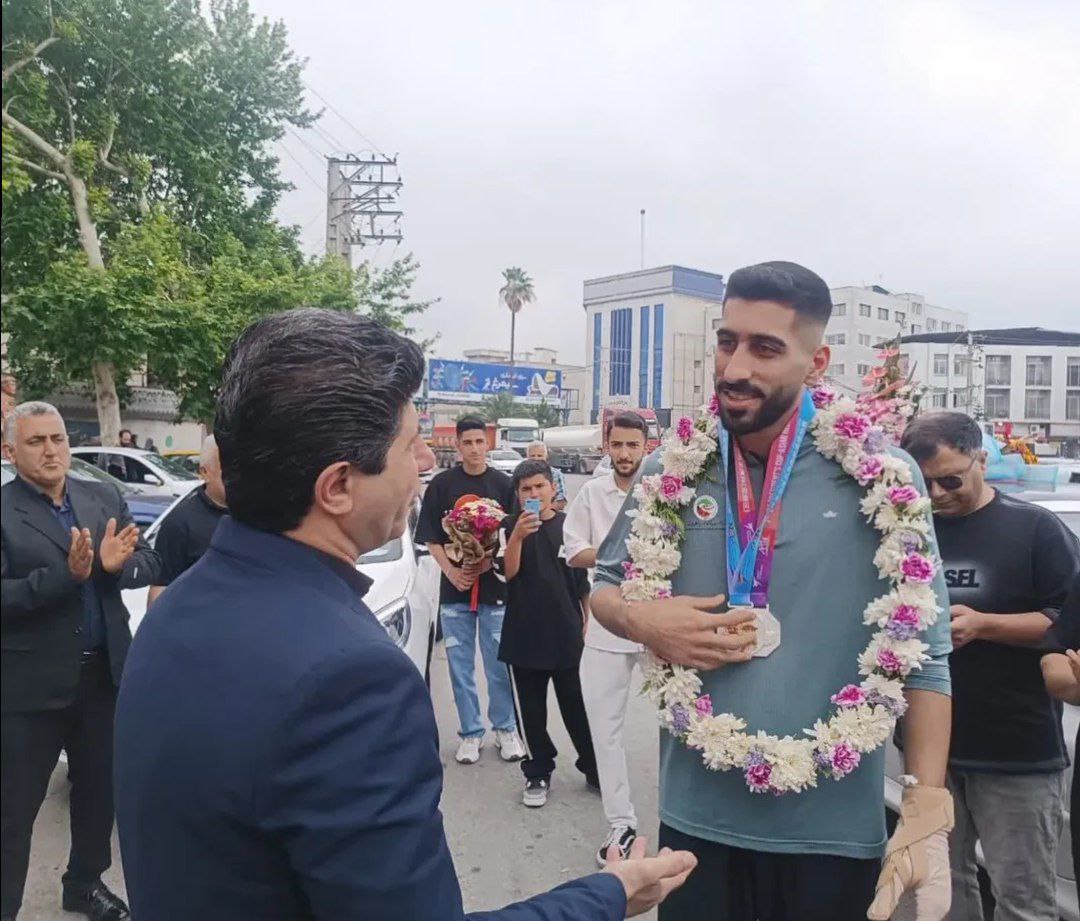 عکس پروفایل امیررضا صادقیان