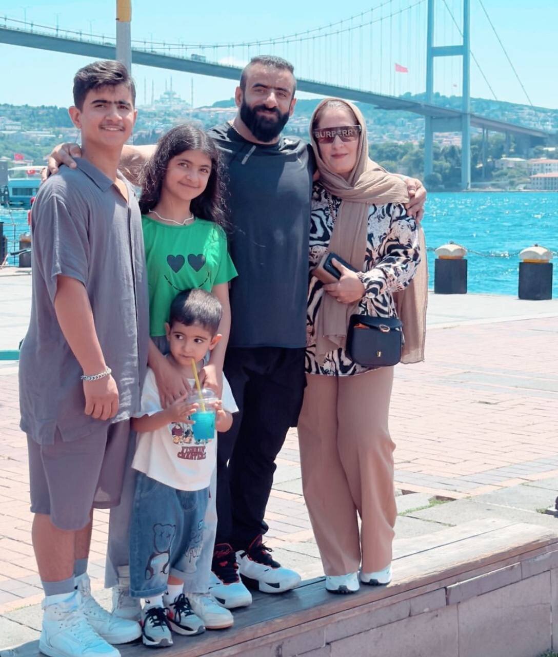 عکس هادی چوپان و فرزندانش