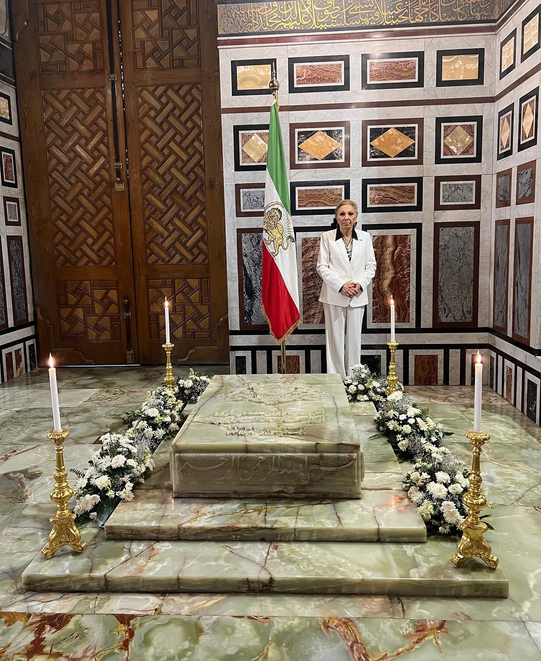 عکس فرح پهلوی بر سر مزار همسرش عکس فرح پهلوی بر سر مزار همسرش