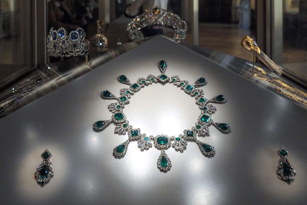 جزئیات سرقت از موزه لوور  جزئیات سرقت از موزه لوور