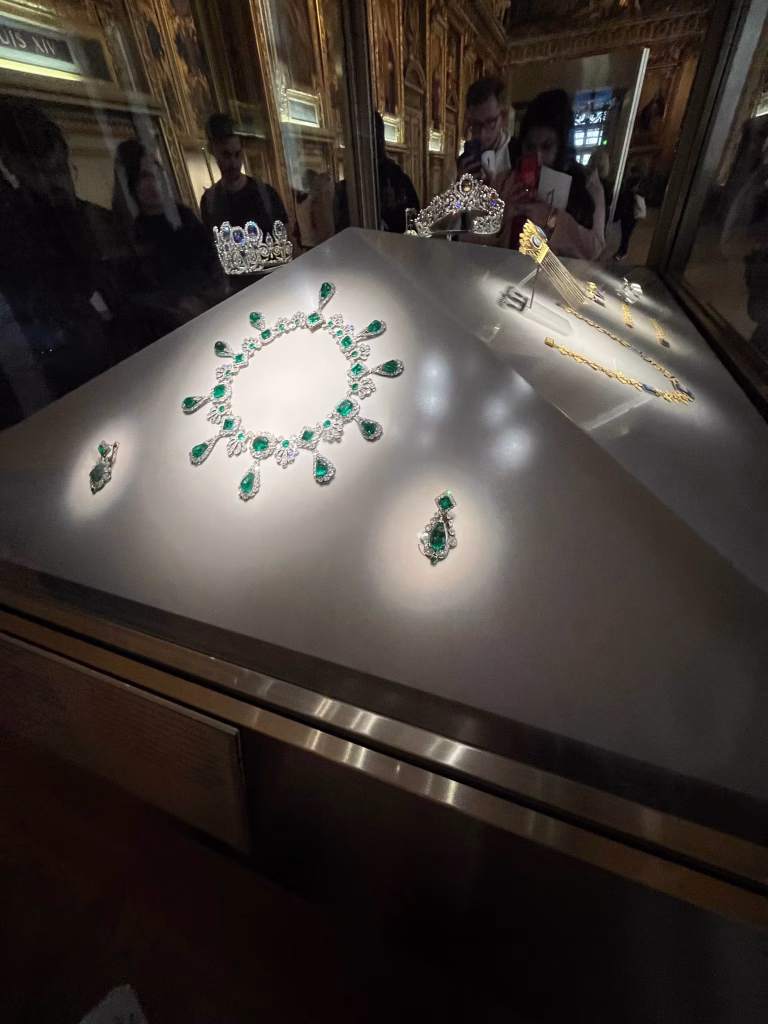 سرقت جواهرات سلطنتی از موزه لوور در پاریس  سرقت جواهرات سلطنتی از موزه لوور در پاریس