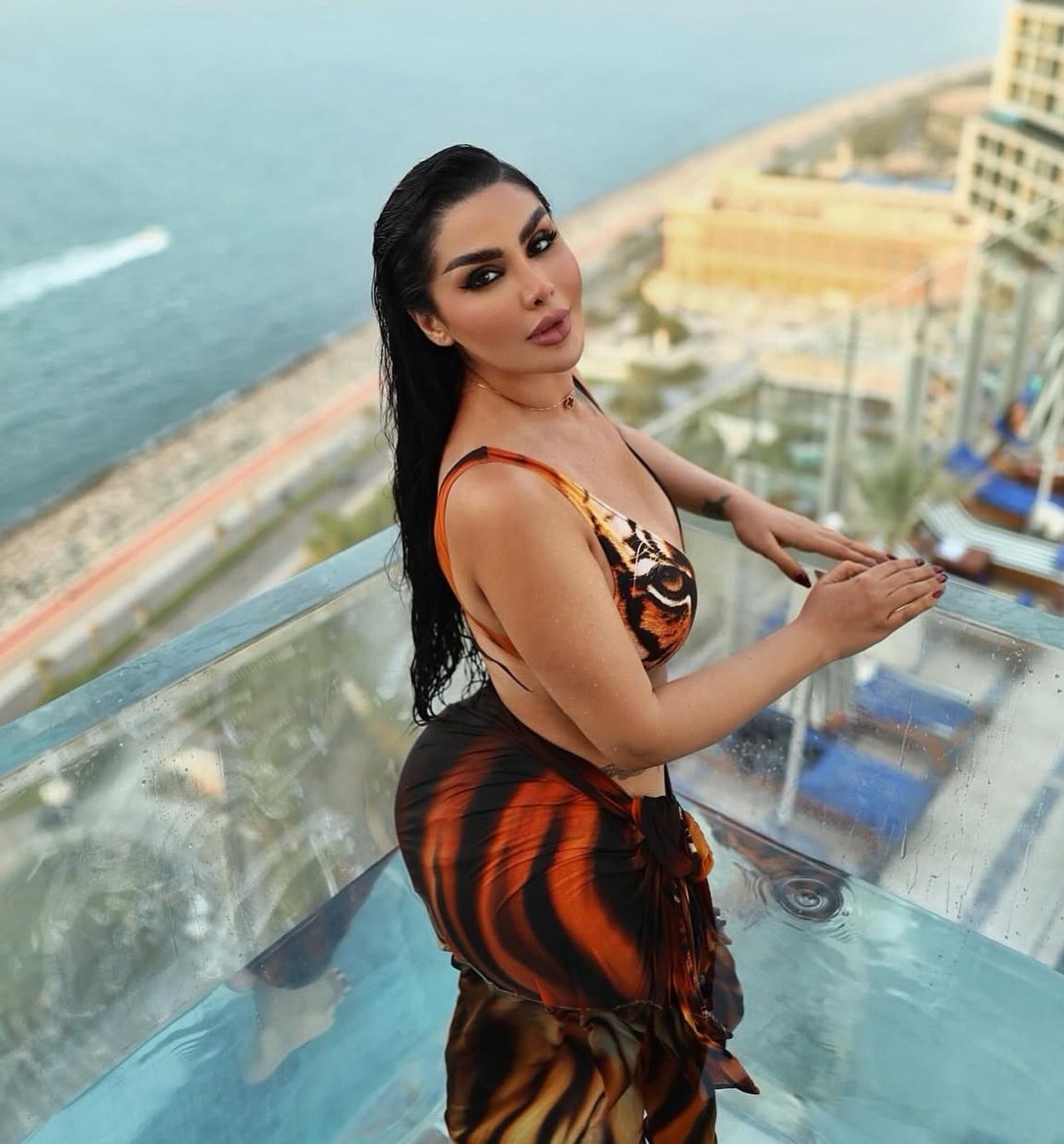 دنیا جهانبخت کون