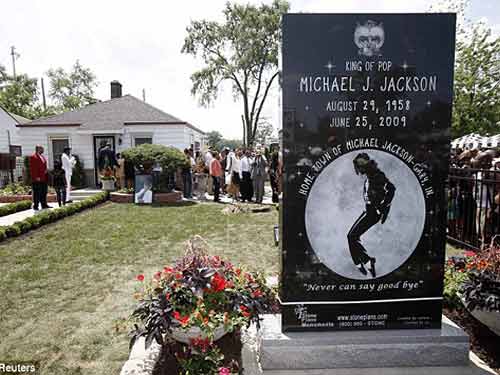 عکس سنگ قبر مایکل جکسون