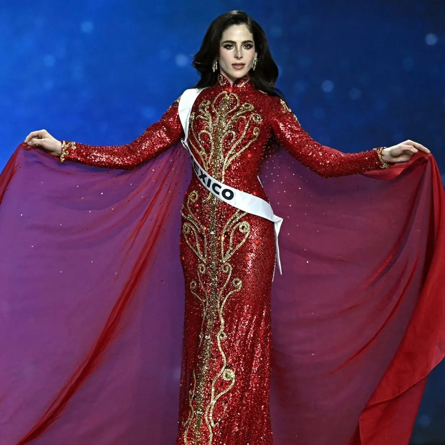 تاج دختر شایسته جهان بر سر فاطیما بوش نشست تاج دختر شایسته جهان بر سر فاطیما بوش نشست